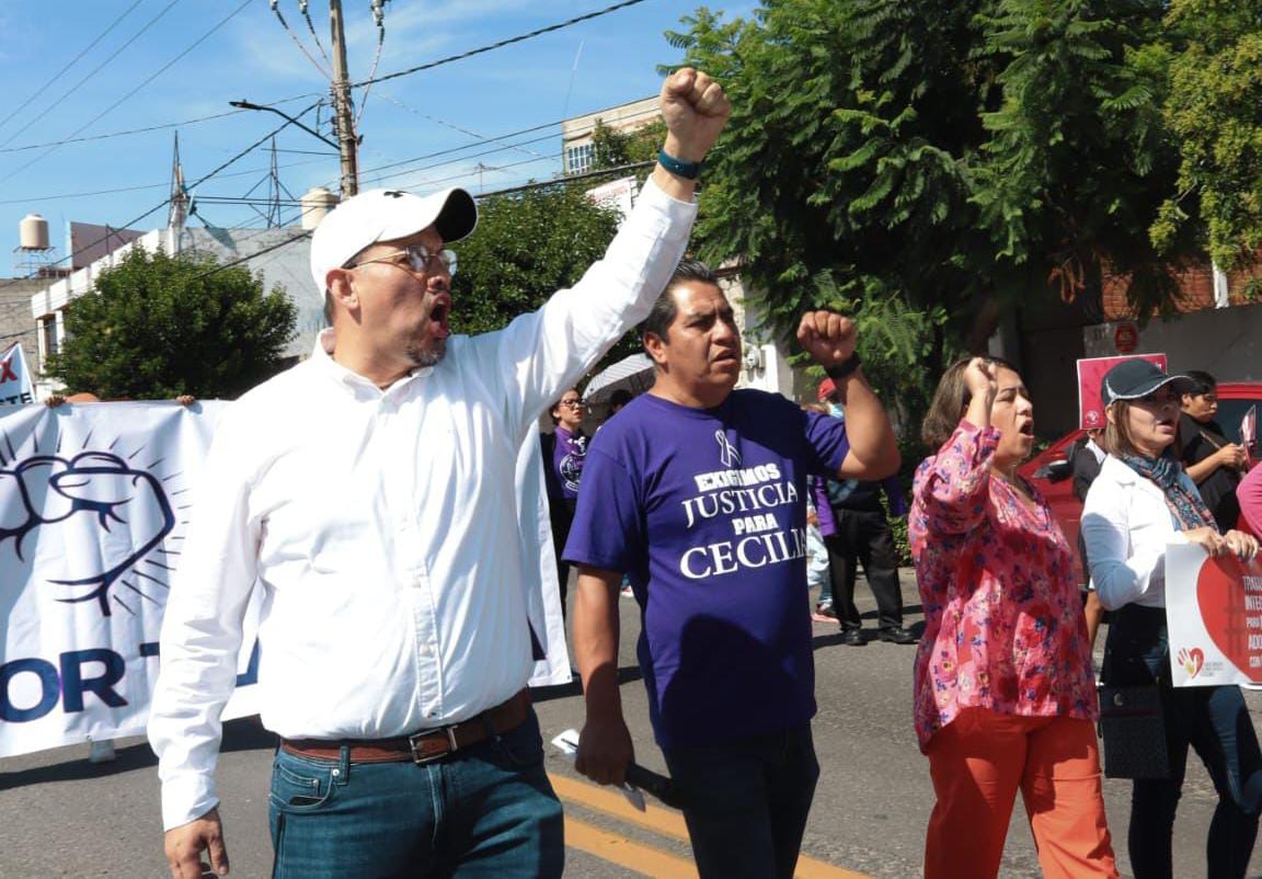 Participa Blanca Águila en Mega Marcha; pide soluciones y diálogo a la gobernadora Cuéllar